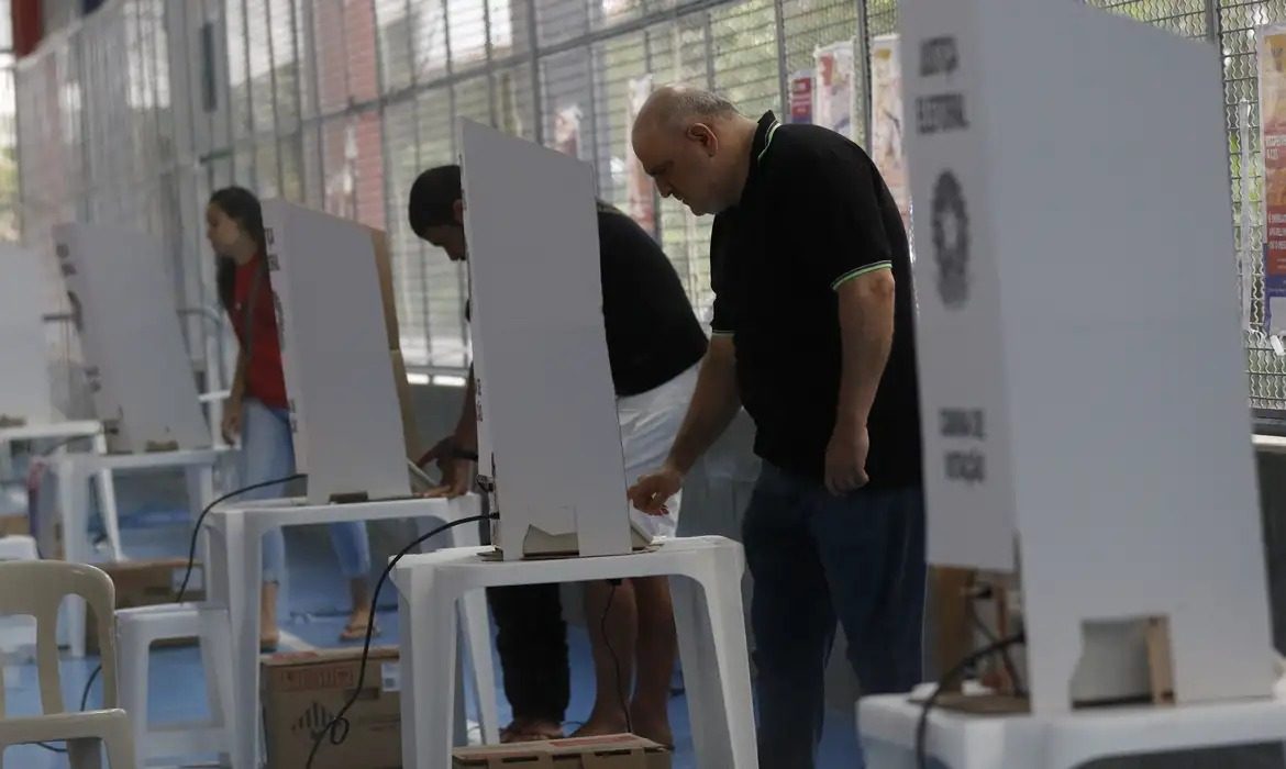 Maiores de 80 anos têm prioridade na fila para votar