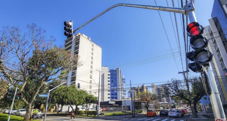 Semáforos de Curitiba: Prefeitura realizou contratação emergencial em 2025 e abriu novo processo licitatório em 2026, enquanto o destino do procedimento iniciado em 2024 ainda depende de esclarecimentos.