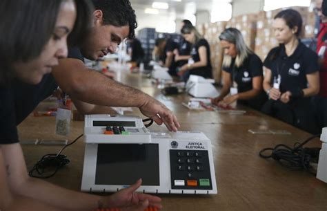 Boletins de urna revelam primeiros votos da eleição no exterior; veja onde Lula e Flávio estão à frente