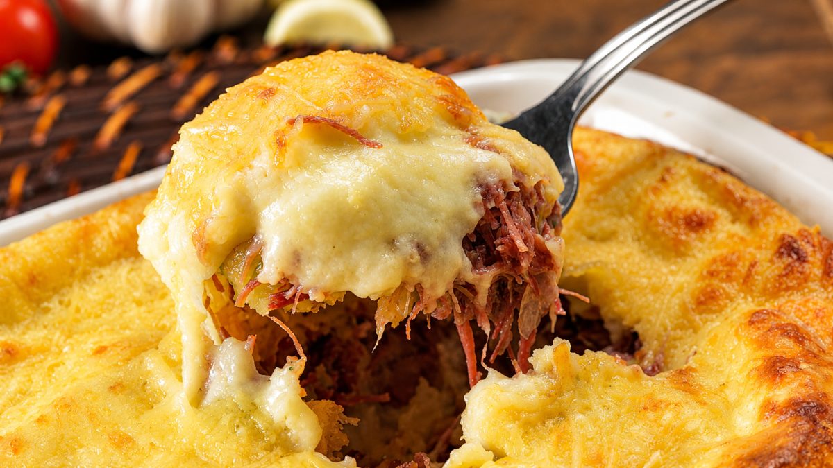 Escondidinho de carne seca com mandioca 