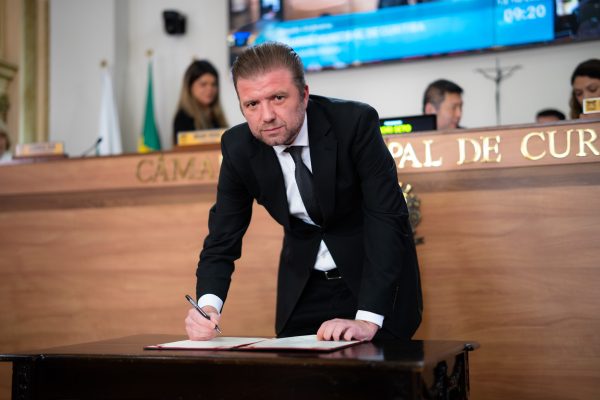 Ao tomar posse na Câmara de Curitiba, Alexandre Leprevost declara apoio a Flávio Bolsonaro e reafirma aliança com Cury