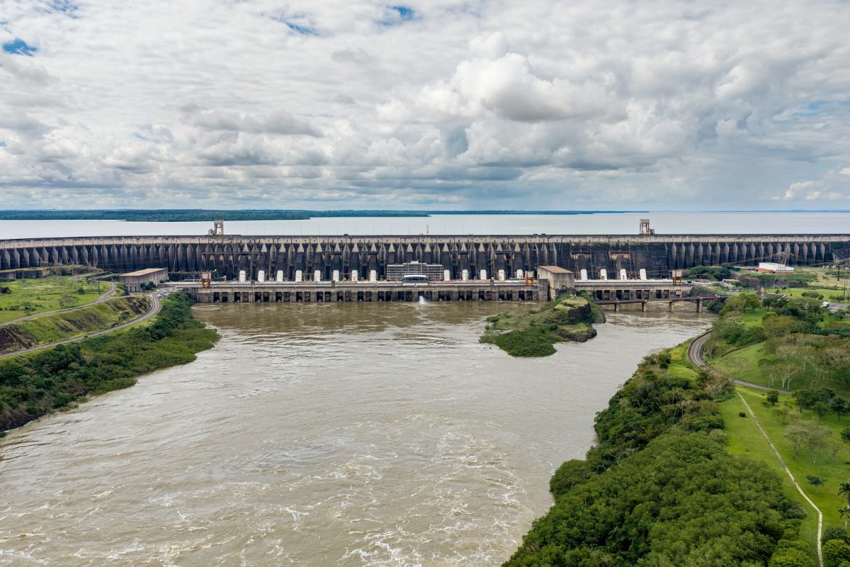 Itaipu fecha vertedouro após 26 dias e mantém controle da cheia do rio Paraná