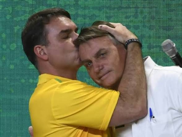 Flávio Bolsonaro supera votação do pai e chega ao 2º turno com marca histórica