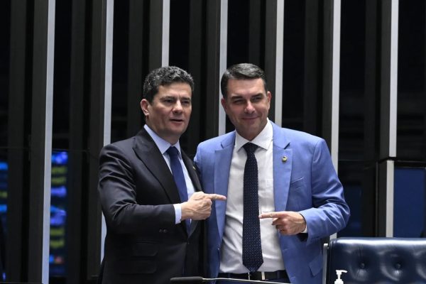 Moro questiona Moraes após decisão que impede Flávio Bolsonaro de sair do Brasil