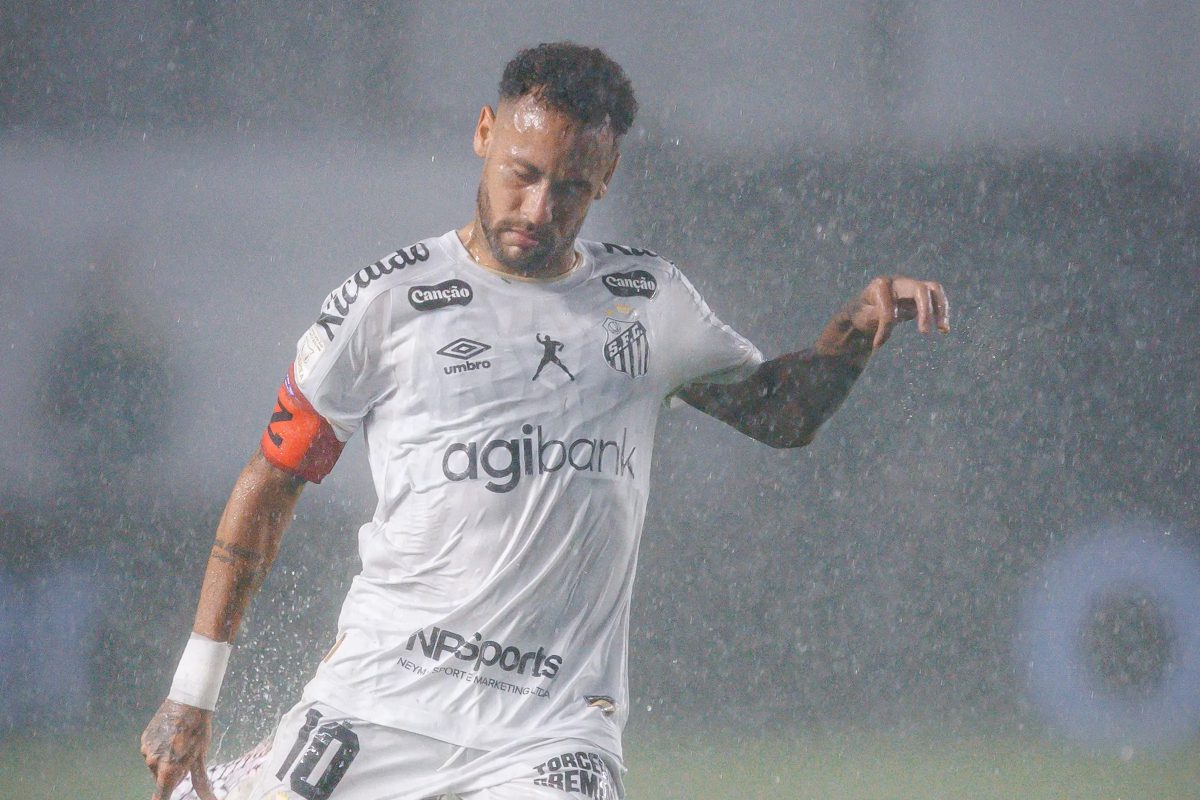 Neymar foi expulso contra o Bahia