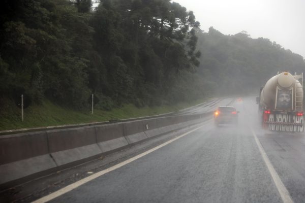 Chuva provoca deslizamentos e interdita rodovias no Paraná
