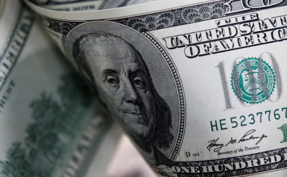 Dólar cai abaixo de R$ 5 após 1º turno e mercado acompanha disputa entre Lula e Flávio