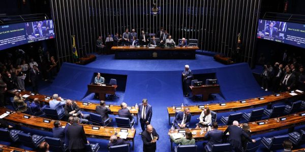 Fim da escala 6x1: checagem revela dados imprecisos, número mundial atribuído ao Brasil e estatísticas sem comprovação em discursos no Senado