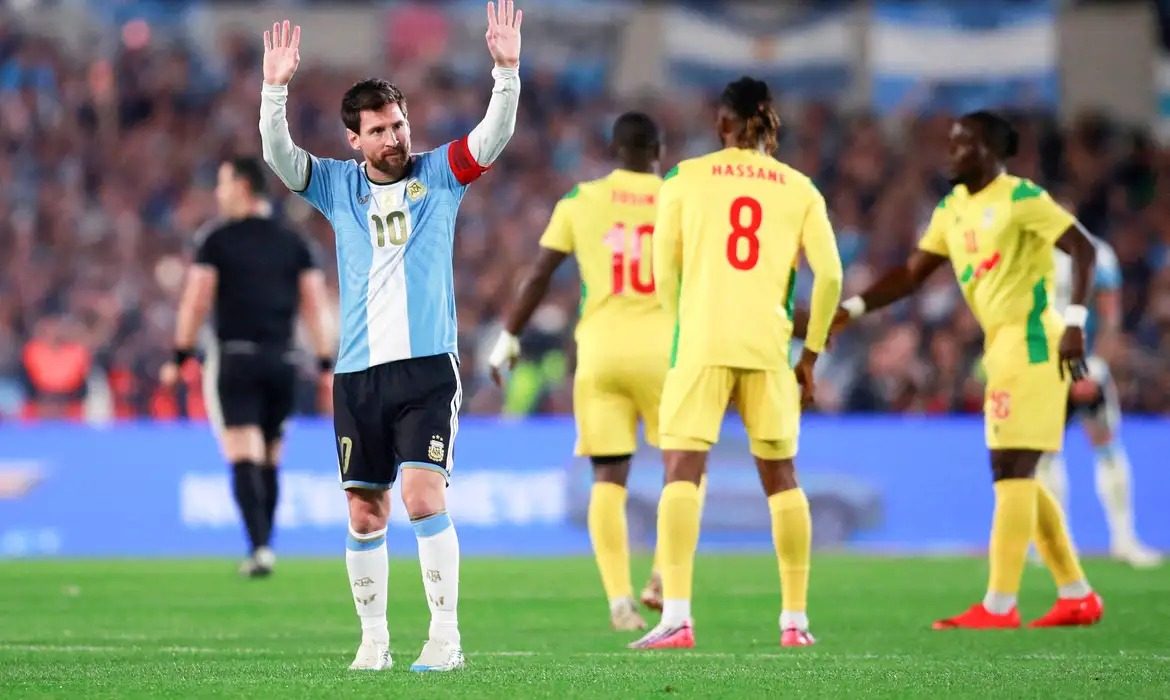 Messi marcou de pênalti na vitória por 3 a 0 sobre Benim