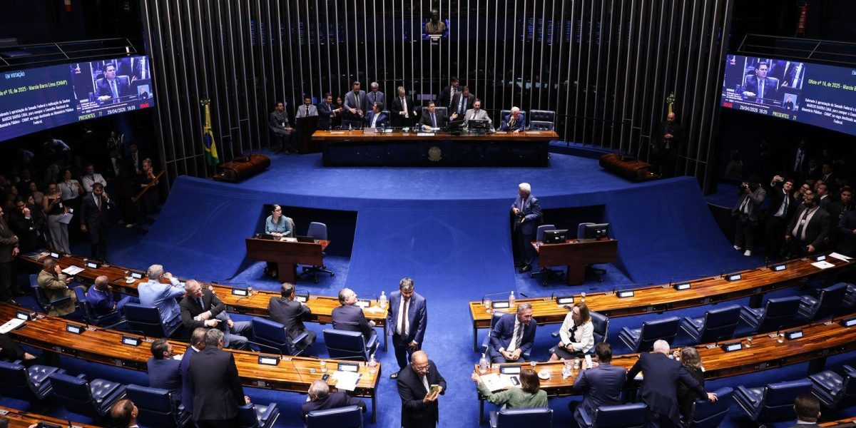 Senado Federal aprovou o fim da escala 6x1 em dois turnos, na quarta-feira (14). Durante os debates, parlamentares apresentaram estatísticas sobre jornadas de trabalho, saúde e produtividade, posteriormente analisadas pela Gazeta do Paraná.