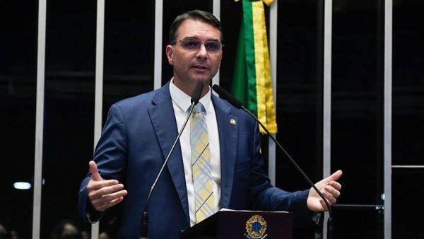 Flávio Bolsonaro votou pelo fim da escala 6x1, mas também defende proposta que flexibiliza jornada e remuneração