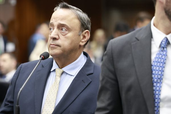 Após ultimato de 48 horas a prefeitos, líder de Ratinho Junior tenta conter preocupação sobre convênios