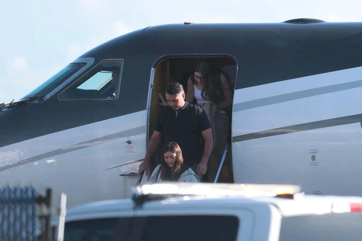 Flávio Bolsonaro desembarca de avião particular nos Estados Unidos após deixar o Brasil