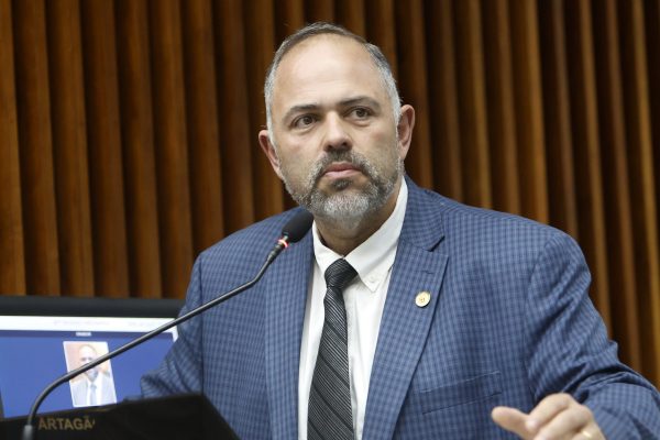 Deputado denuncia fraude de quase 10 litros em abastecimento e cobra fiscalização de postos no Paraná