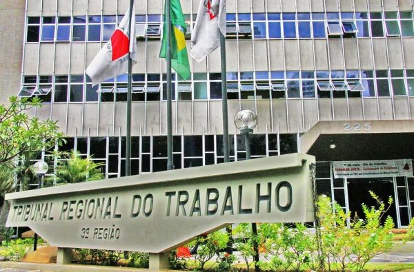 Trabalhador preso por dois meses reverte demissão por justa causa na Justiça