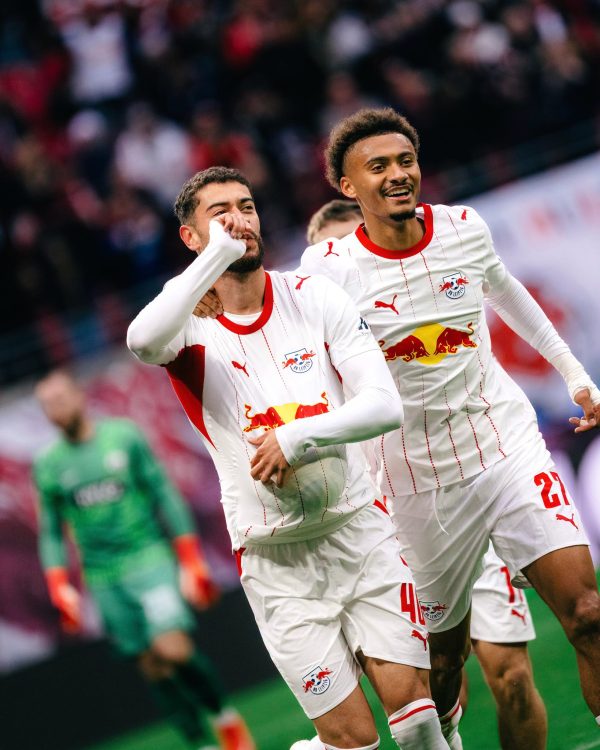 Rômulo marca duas vezes, e Leipzig goleia após sofrer 10 gols em dois jogos