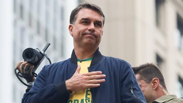 Flávio fala em 'guerra espiritual' durante evento evangélico no Rio