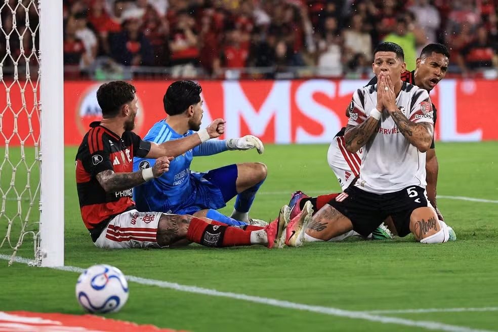 Zagueiro Marcos Rojo, pivô da polêmica que pode classificar o Mengão à final da Libertadores