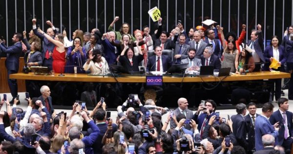 Fim da escala 6x1 no Paraná: mudança pode elevar custos e exigir novas contratações no comércio, indústria e agronegócio