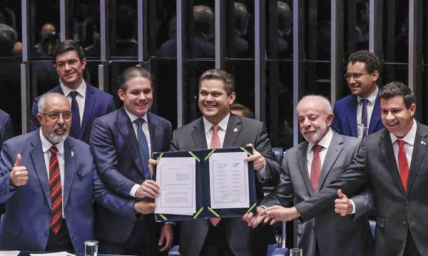 Congresso promulga fim da escala 6x1; jornada cai para 40 horas semanais