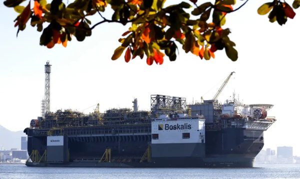 Petróleo sobe 2% após China suspender exportações de derivados