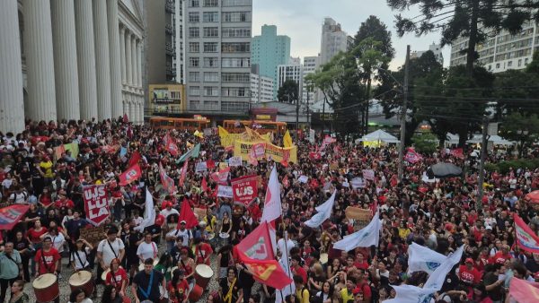 Estudantes fazem ato em Curitiba em apoio à reeleição de Lula