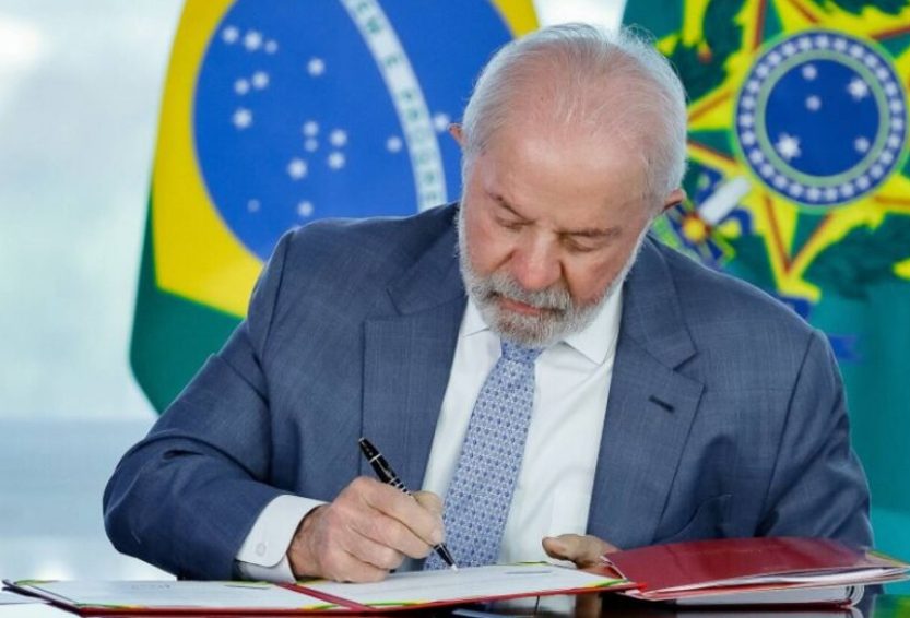 Presidente Luiz Inácio Lula da Silva durante cerimônia no Palácio do Planalto, nesta quarta-feira (21), quando assinou a mensagem de encaminhamento ao Congresso Nacional da PEC que prevê transporte público gratuito aos fins de semana e feriados.