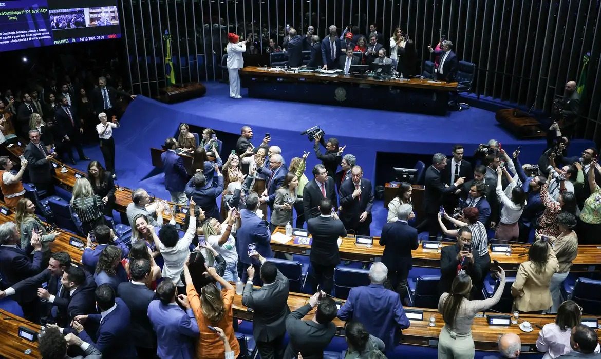 Fim da 6x1 repercute no exterior e é tratado