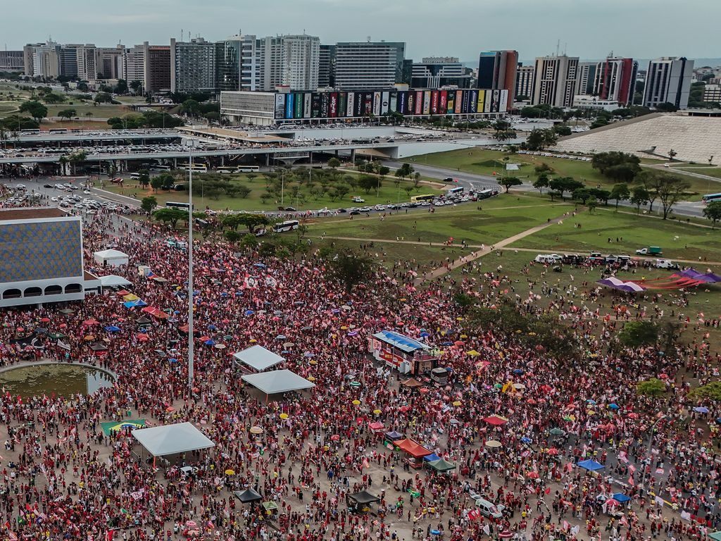 Manifestação de apoio à reeleição de Lula em Brasília, na véspera do segundo turno. Estratégias de mobilização utilizadas na campanha brasileira passaram a inspirar movimentos políticos em outros países. 