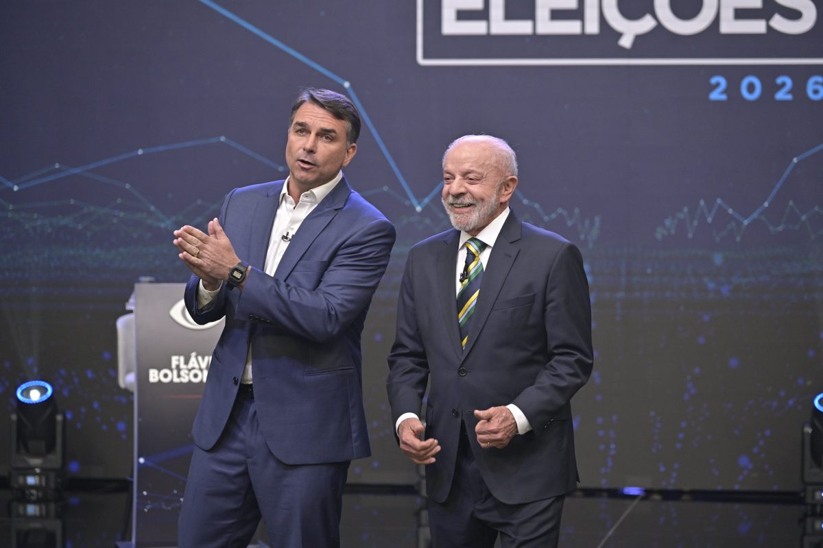 Candidatos à presidência da República, Flávio Bolsonaro e Luiz Inácio Lula da Silva, durante primeiro debate do segundo turno, na TV Bandeirantes.