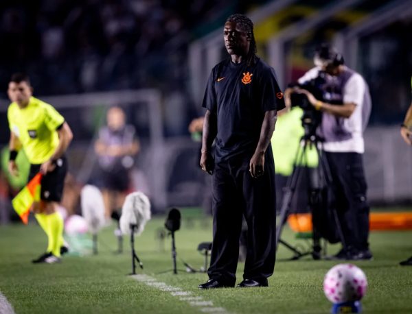 Corinthians expõe velhos problemas, sofre virada e amplia crise na estreia de Seedorf