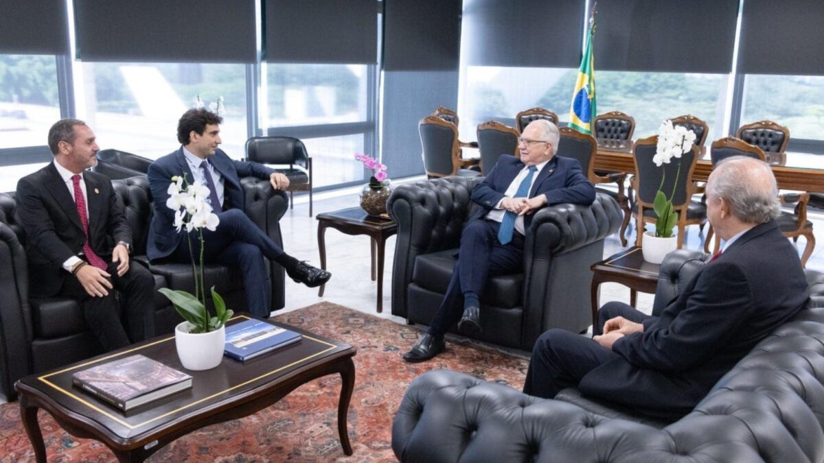 Reunião entre representantes da Polícia Federal e do Supremo Tribunal Federal discutiu o andamento de investigações relacionadas ao Banco Master e ao INSS.