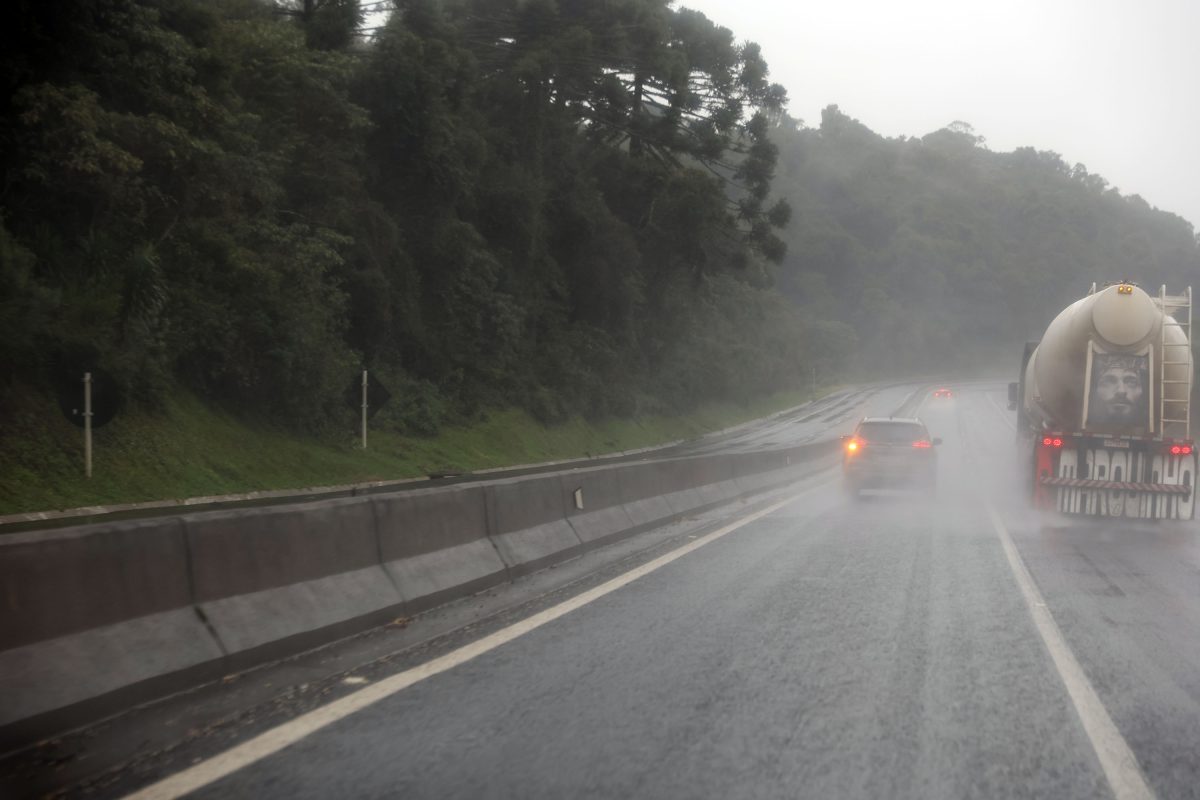 Governo do Estado monitora rodovias estaduais; chuva intensa causa deslizamento em encostas.