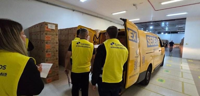 Urnas eletrônicas são distribuídas aos locais de votação no Paraná neste sábado (24), véspera do segundo turno das eleições de 2026. A operação mobiliza 800 veículos dos Correios e seis barcos no Litoral.