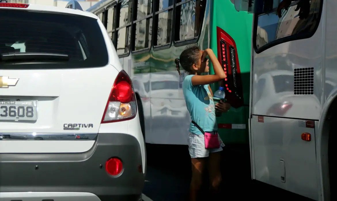 Trabalho infantil recua 9,2%, mas ainda atinge 1,5 milhão no Brasil