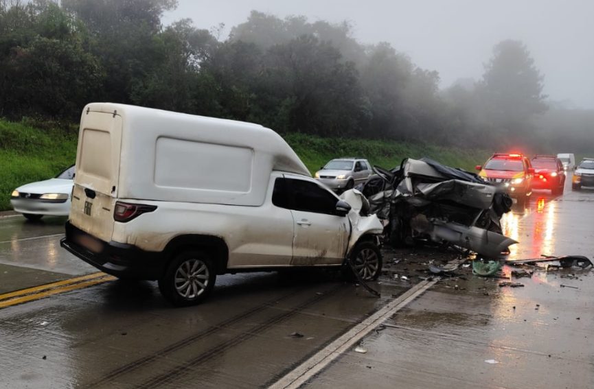 Carro aquaplana durante chuva e bate contra outro veículo na PRC-280