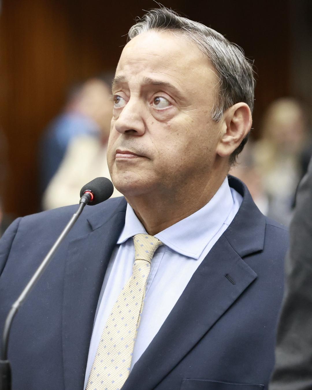 Após ultimato de 48 horas a prefeitos, líder de Ratinho Junior tenta conter preocupação sobre convênios