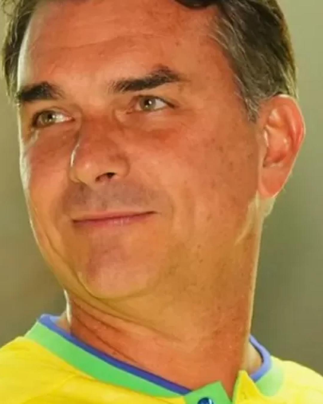 Atlas/Bloomberg aponta Flávio Bolsonaro com 52,8% dos votos válidos contra 47,2% de Lula no 2º turno