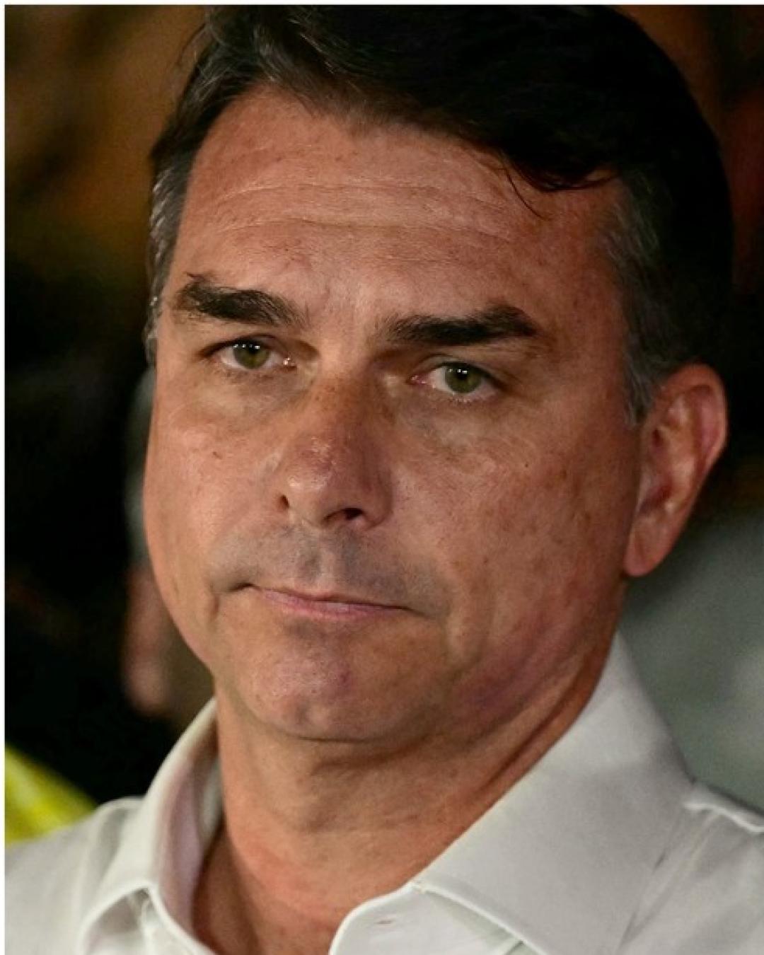 Deputados dos EUA questionam papel de Trump na saída de Flávio Bolsonaro do Brasil