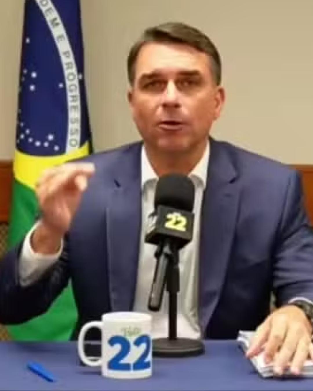 Flávio Bolsonaro em live: Gazeta checou as declarações do candidato na reta final da campanha 