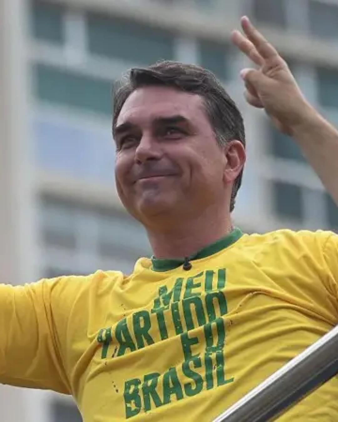 Flávio Bolsonaro encerra campanha com atos em Minas e no Rio; Curitiba terá motociata e mobilização de apoiadores