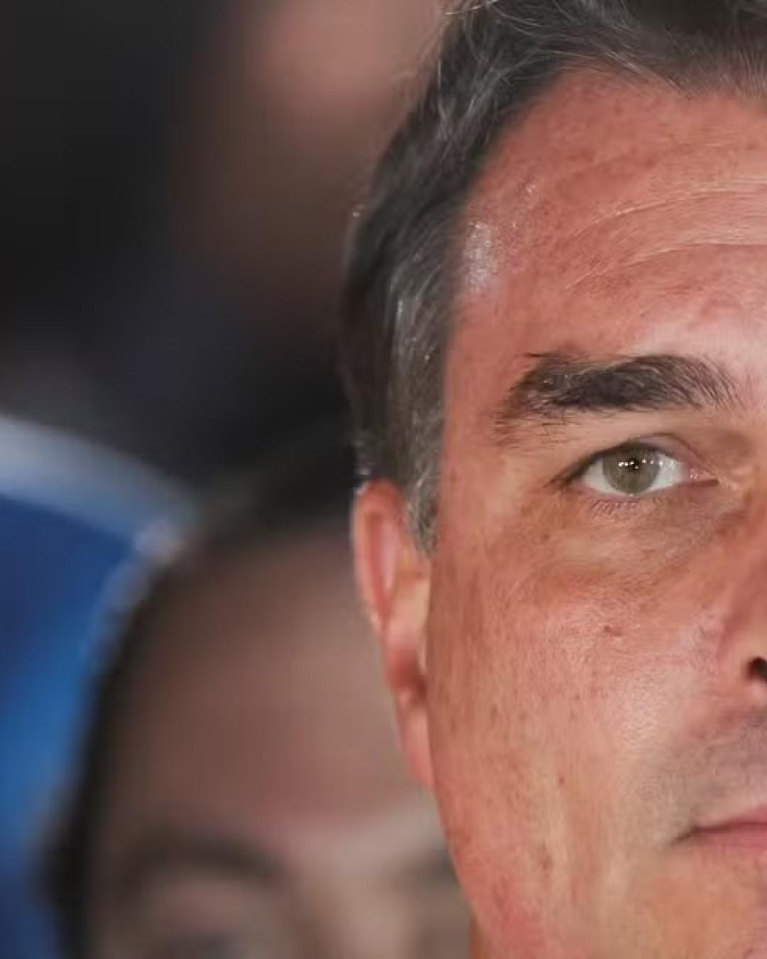  Flávio Bolsonaro fugiu para os EUA após derrota, diz site