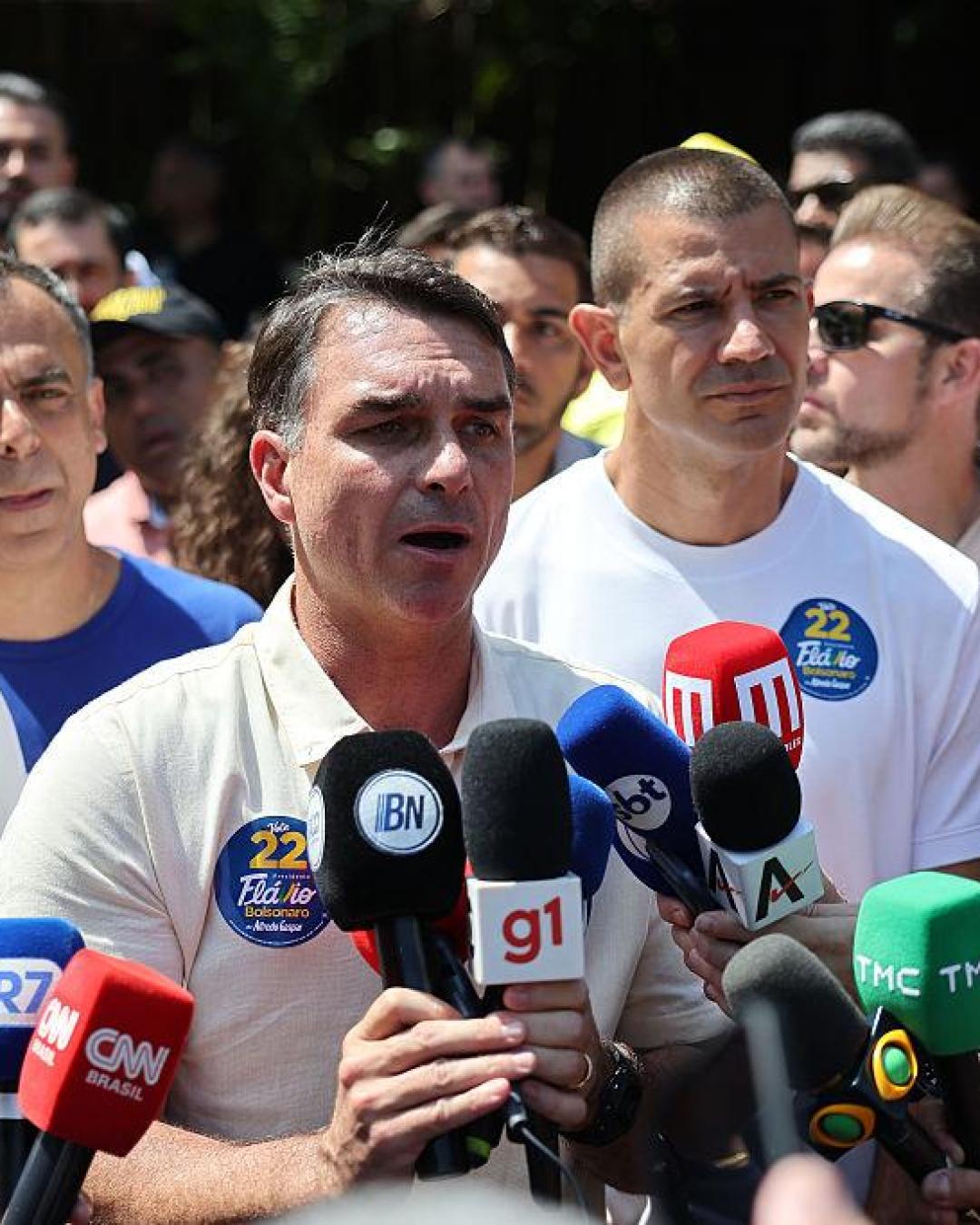 Flávio não entrega passaporte à PF e paradeiro vira alvo de apuração