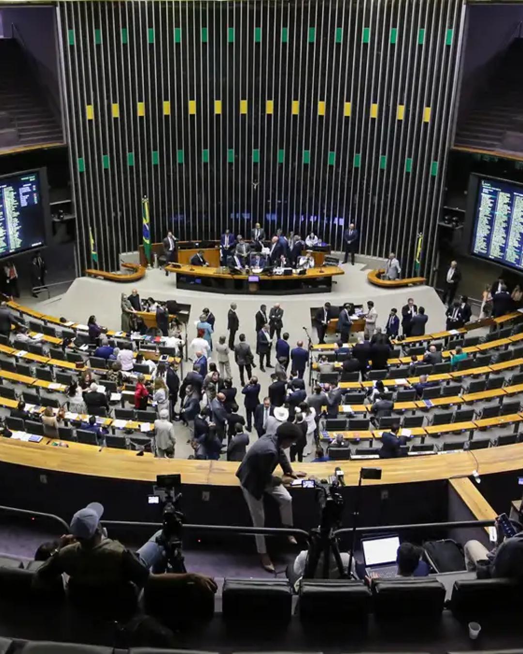 Fuga de Flávio ameaça planos do PL de controlar Congresso e abre disputa pelo comando da direita