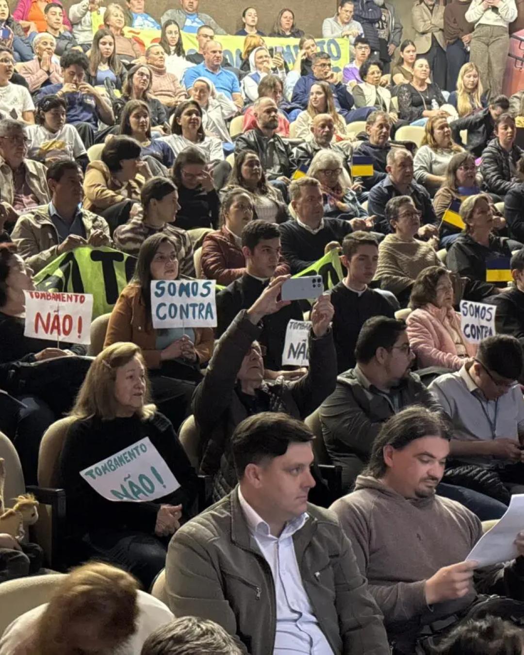 Tombamento de seis igrejas provoca protestos e adiamento de sessão pública em Ponta Grossa