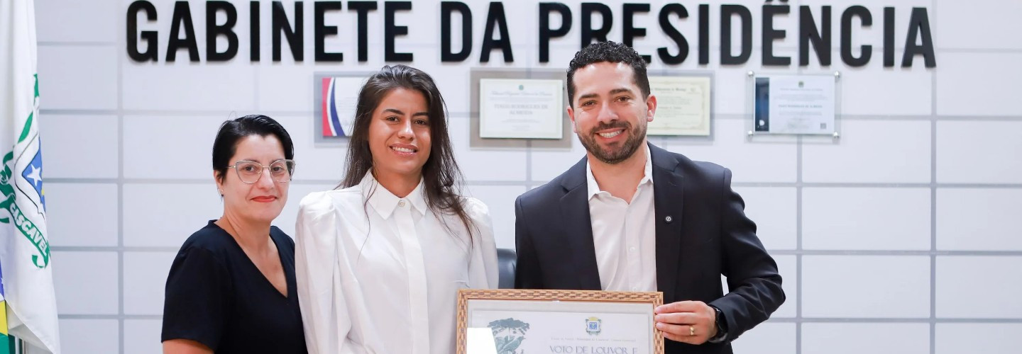 Advogada que salvou família de incêndio em Cascavel recebe homenagem da Câmara