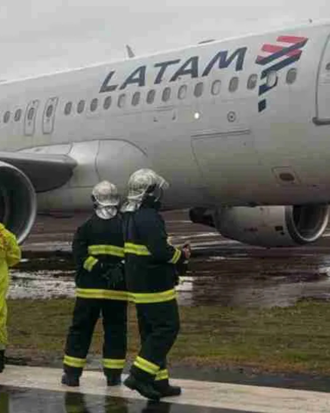 Avião da Latam derrapa durante pouso e fica atolado na lama no Aeroporto de Cascavel