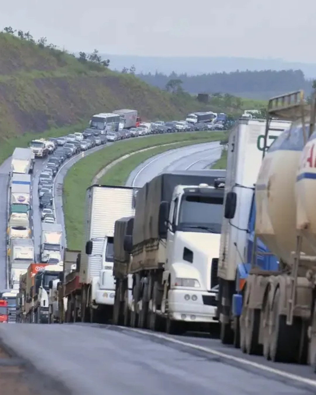 Caminhoneiros anunciam paralisação e cobram votação da MP do Frete