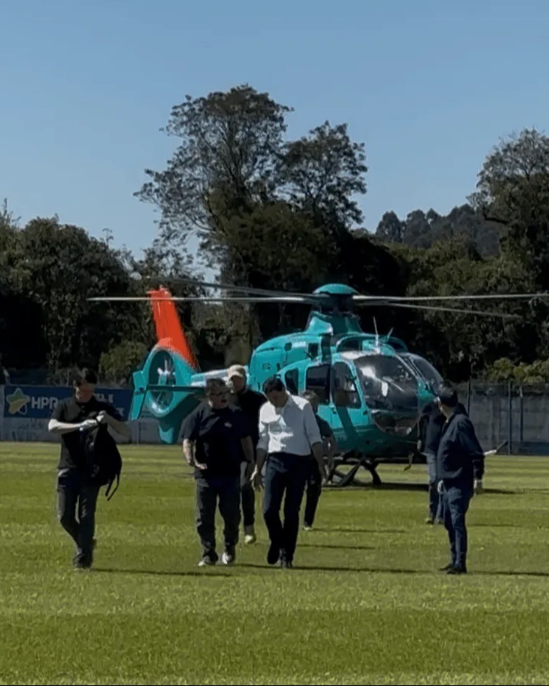 Campanha de Sandro Alex chega de helicóptero a estádio municipal de Pato Branco; quem autorizou?
