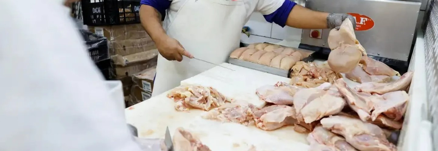 China suspende proibição de compra de carne de frango do Brasil